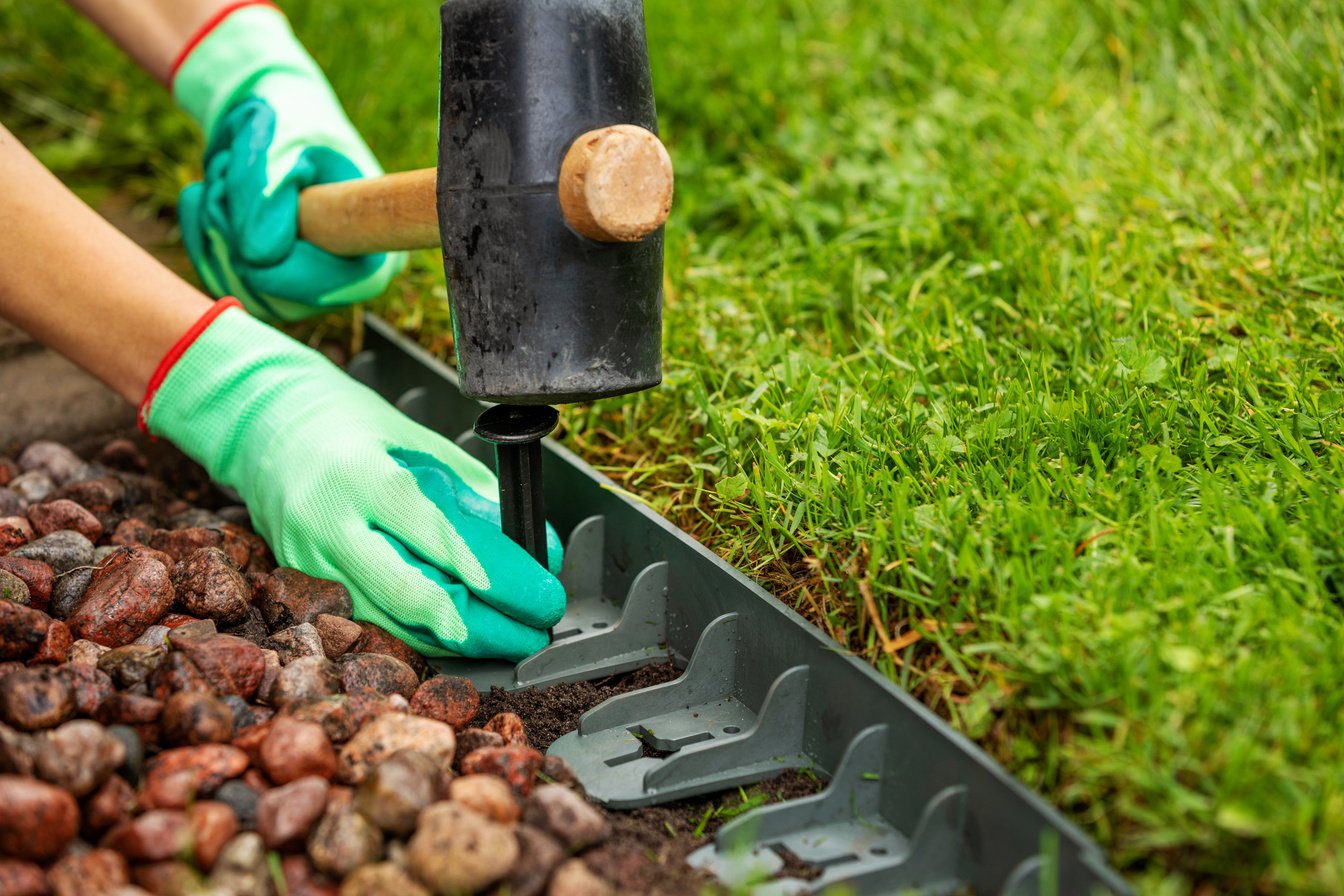 installing plastic lawn edging in the garden